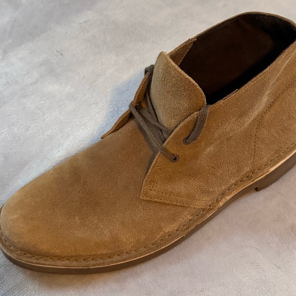 Clarks Tan Suede Chukka Boots - Picture 1 of 2